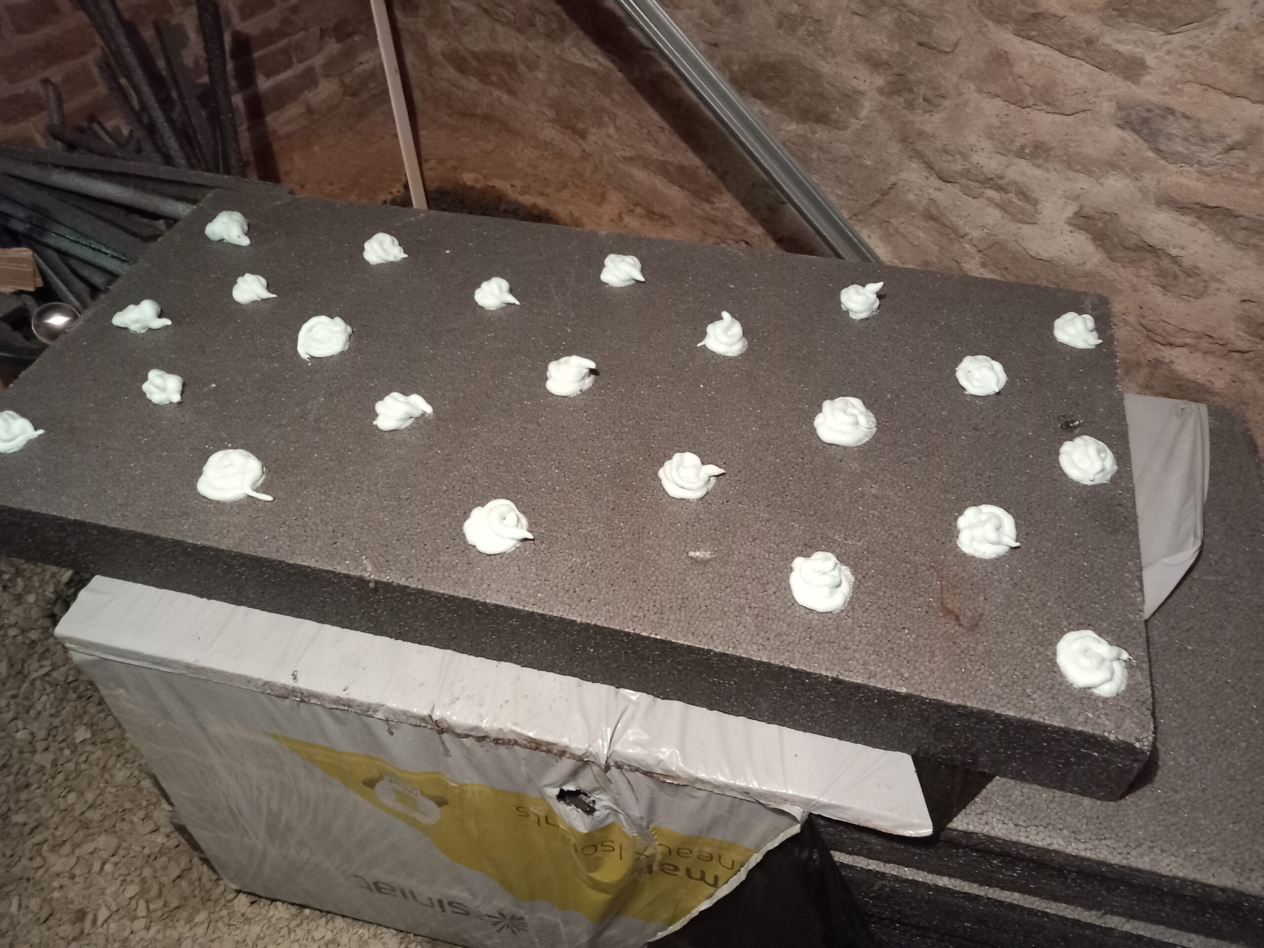 Isolation d'un plancher bas avec des panneau spécialement prévu a cet effet pour un meilleur confort thermique limitant les pertes de chaleurs par le sous sol.